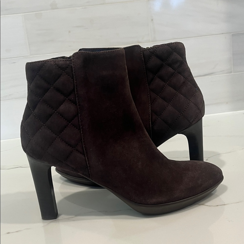 Sleek Aquatalia Almond Toe Brown Waterproof Suede Quilted Booties size 7